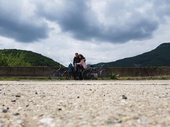 Noi doi cu biciletele pe valea Cernei
